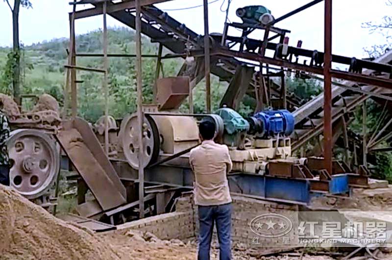 時(shí)產(chǎn)100噸鵝卵石制砂用顎破+對(duì)輥破 時(shí)產(chǎn)100噸鵝卵石制砂用顎破+對(duì)輥破