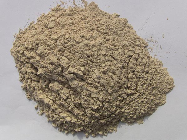 礬土性質(zhì) 礬土主要成分是氧化鋁，為煉鋁和耐火材料的主要原料。白色或灰白色，因含鐵而呈褐黃或淺紅色。密度3.45g/cm3，硬度1～3，不透明，質(zhì)脆。極難熔化，不溶于水，能溶于硫酸、氫氧化鈉溶液。 地區(qū)分布 中國(guó)鋁土礦資源比較豐富，在全國(guó)18個(gè)省、自治區(qū)、直轄市已查明鋁土礦產(chǎn)地205處，其中大型產(chǎn)地72處（不包括臺(tái)灣），主要分布在山西、山東、河北、河南、貴州、四川、廣西、遼寧、湖南等地。 投資前景 1.可用于煉鋁工業(yè)。用于國(guó)防、航空、汽車、電器、化工、日常生活用品等。 2.可用于精密鑄造。礬土熟料加工成細(xì)粉做成鑄模后精鑄。用于軍工、航天、通訊、儀表、機(jī)械及醫(yī)療器械部門。 3.可用于耐火制品。高鋁礬土熟料耐火度高達(dá)1780℃，化學(xué)穩(wěn)定性強(qiáng)、物理性能良好。 4.硅酸鋁耐火纖維。用于鋼鐵、有色冶金、電子、石油、化工、宇航、原子能、國(guó)防等多種工業(yè)，消防人員可用耐火纖維布做成衣服。 5.制造礬土水泥、研磨材料、陶瓷工業(yè)以及化學(xué)工業(yè)可制鋁的各種化合物。 鋁礬土磨粉制備 鋁礬土粉是選用煅燒過(guò)的熟鋁礬土礦石用雷蒙磨加工制成的細(xì)粉，粒度通常為100目-325目，在耐火材料行業(yè)得到了廣泛的應(yīng)用。通常加工的流程為先經(jīng)顎式破碎機(jī)進(jìn)行破碎，然后篩分進(jìn)入鋁礬土雷蒙磨或鋁礬土超細(xì)磨粉機(jī)中，進(jìn)行鋁礬土粉制備，使其應(yīng)用更加廣泛。