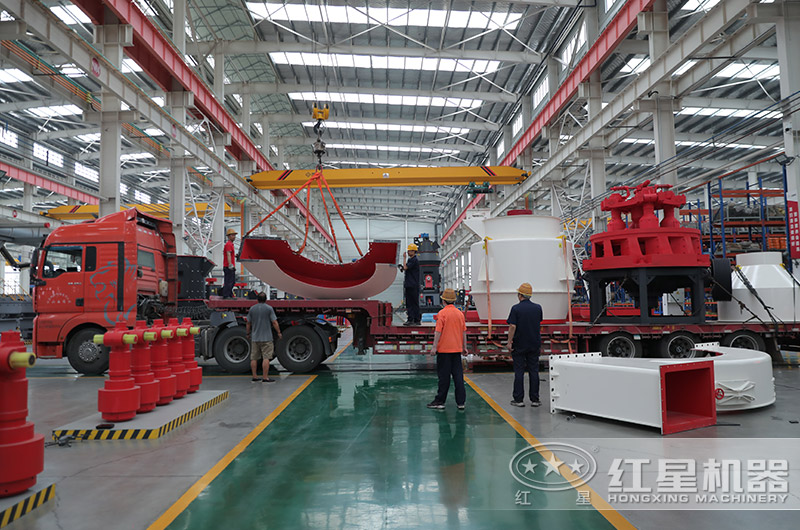 紅星高壓磨粉機裝車發(fā)貨現(xiàn)場