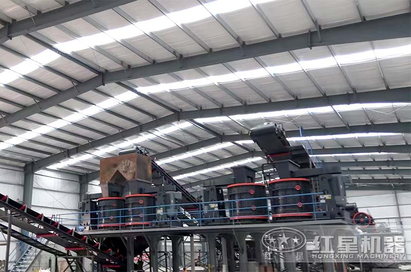 4臺1000石灰石復合式破碎機現(xiàn)場 4臺1000石灰石復合式破碎機現(xiàn)場