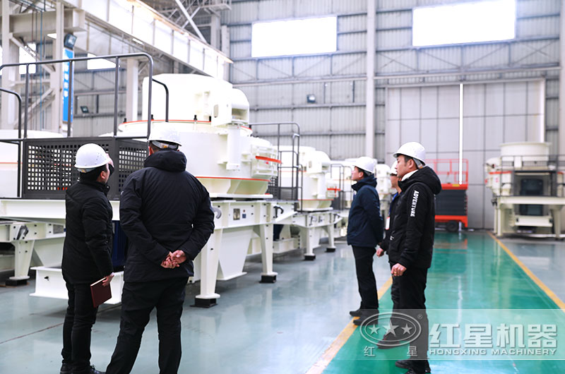 客戶(hù)來(lái)廠(chǎng)考察青石破碎生產(chǎn)設(shè)備 客戶(hù)來(lái)廠(chǎng)考察青石破碎生產(chǎn)設(shè)備