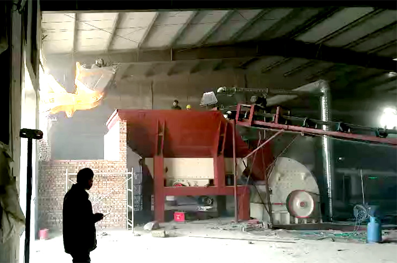 重錘式破碎機粉碎廢料現(xiàn)場 重錘式破碎機粉碎廢料現(xiàn)場