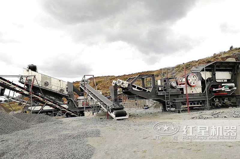 一小時處理一百方的花崗巖移動定碎石機現(xiàn)場 一小時處理一百方的花崗巖移動定碎石機現(xiàn)場