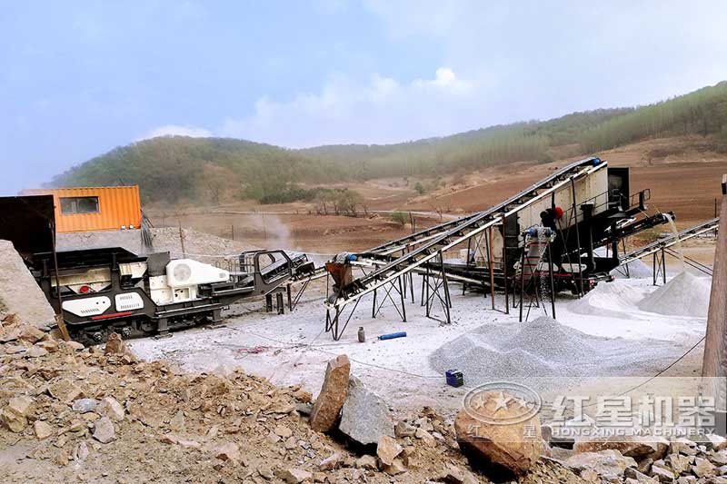 移動(dòng)鄂破和移動(dòng)反擊破作業(yè)現(xiàn)場 移動(dòng)鄂破和移動(dòng)反擊破作業(yè)現(xiàn)場