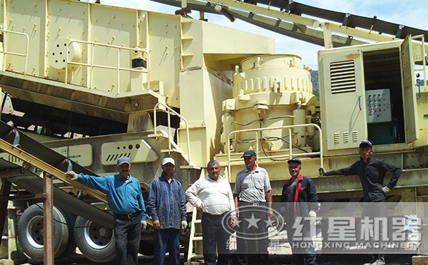 移動破碎機現場作業(yè)