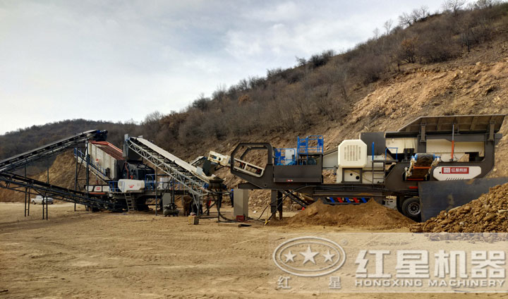 時(shí)產(chǎn)200噸移動(dòng)破碎設(shè)備生產(chǎn)現(xiàn)場(chǎng)，運(yùn)行平穩(wěn)，不間斷作業(yè)