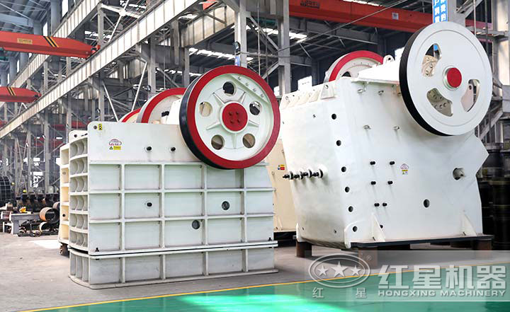 顎式破碎機(jī)實拍圖，型號多樣，價格在10-80萬之間