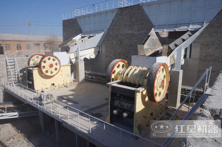 河北制砂生產(chǎn)現(xiàn)場，兩臺顎破同時(shí)有效生產(chǎn)