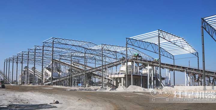 時(shí)產(chǎn)800噸生產(chǎn)現(xiàn)場，多臺設(shè)備同時(shí)作業(yè)