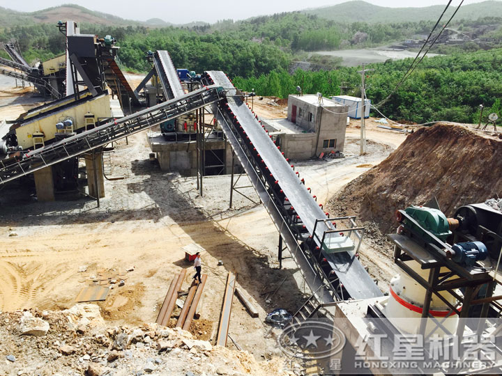 碎石現(xiàn)場(chǎng)，多種破碎設(shè)備可搭配使用