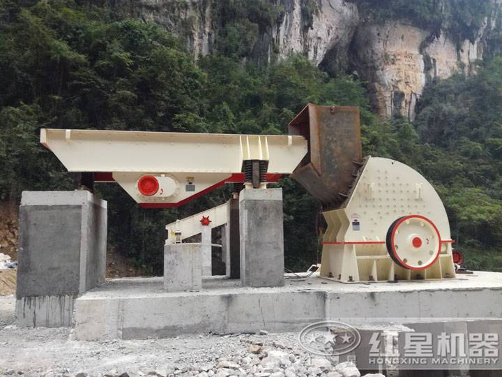 應(yīng)用在制砂生產(chǎn)線中的重錘式破碎機，破碎力大