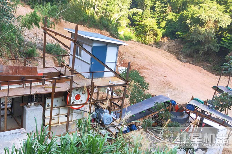 鵝卵石破碎現(xiàn)場，鄂破+圓錐破破碎出13石子