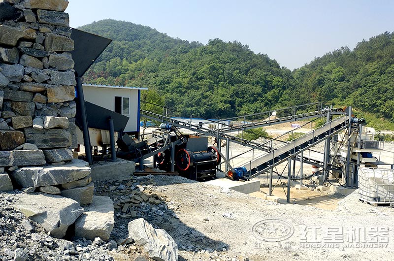 顎式細(xì)破碎機(jī)破碎現(xiàn)場(chǎng)，搭配制砂機(jī)使用